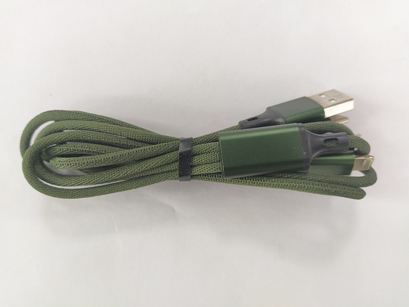 這款一拖三數(shù)據(jù)線可以解決你出門(mén)攜帶多條數(shù)據(jù)線的局面